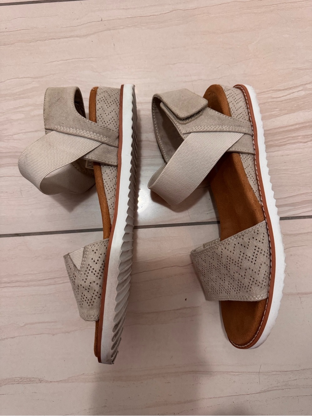 BOBS from Skechers Taupe/Grey Strap Sandals Wedge Heel Vegan Friendly Sz 9 W - Picture 3 of 10